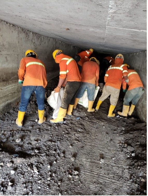 LIMPIEZA DE CANALES EN SISTEMA 7, 9, 10 Y 11 DE LA CIUDAD DE GUAYAQUIL LIMPIEZA DE CANALES EN SISTEMA 7, 9, 10 Y 11 DE LA CIUDAD DE GUAYAQUIL