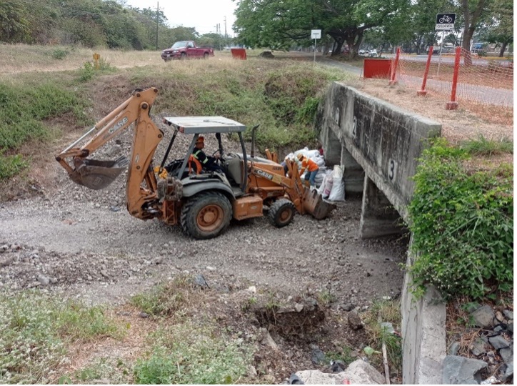 LIMPIEZA DE CANALES EN SISTEMA 7, 9, 10 Y 11 DE LA CIUDAD DE GUAYAQUIL LIMPIEZA DE CANALES EN SISTEMA 7, 9, 10 Y 11 DE LA CIUDAD DE GUAYAQUIL